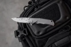 LionSteel TRE DT GY Titanium, Thor Damasco 21 LionSteel TRE DT GY Titanium, Thor Damasco -Knives And Tools Comercio LI TRE DT GY 10 lionsteel li tre dt gy 09 sfeerfoto