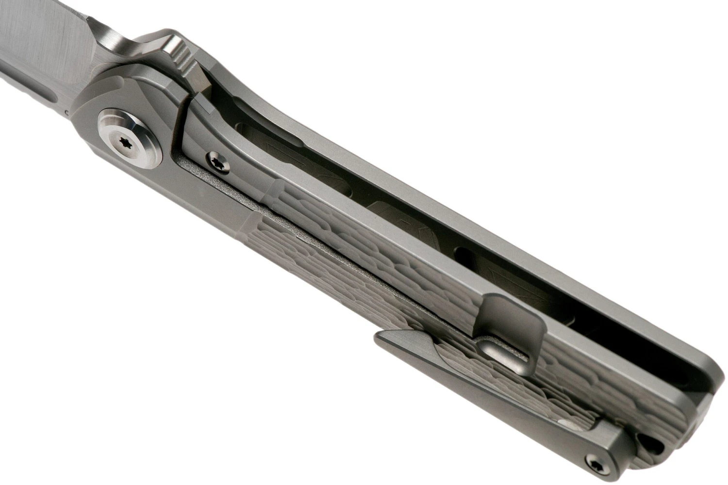 Liong Mah Lanny V2, Textured Titanium, Satin M390 Navaja 7 Liong Mah Lanny V2, Textured Titanium, Satin M390 Navaja - Imagen 5