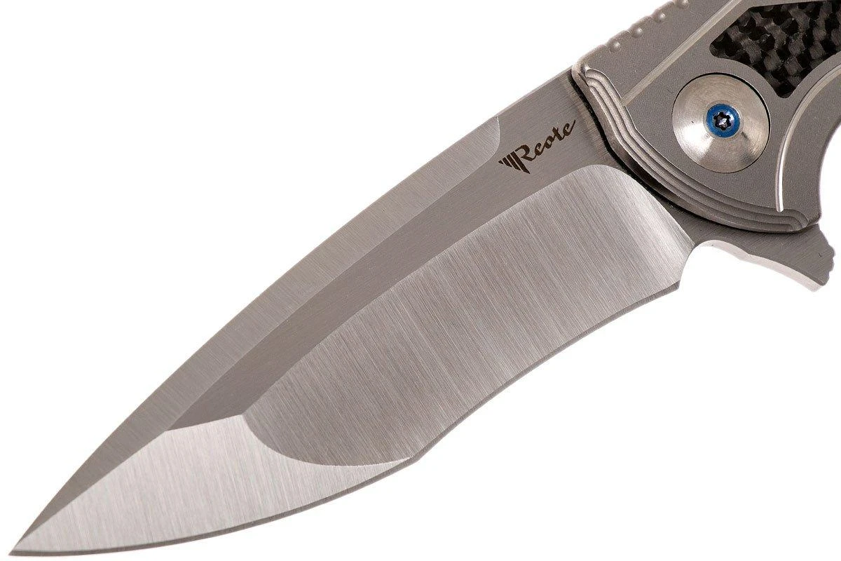 Reate K4 Grey, Carbonfiber Inlay, M390 Satin Finish Navaja 5 Reate K4 Grey, Carbonfiber Inlay, M390 Satin Finish Navaja - Imagen 3